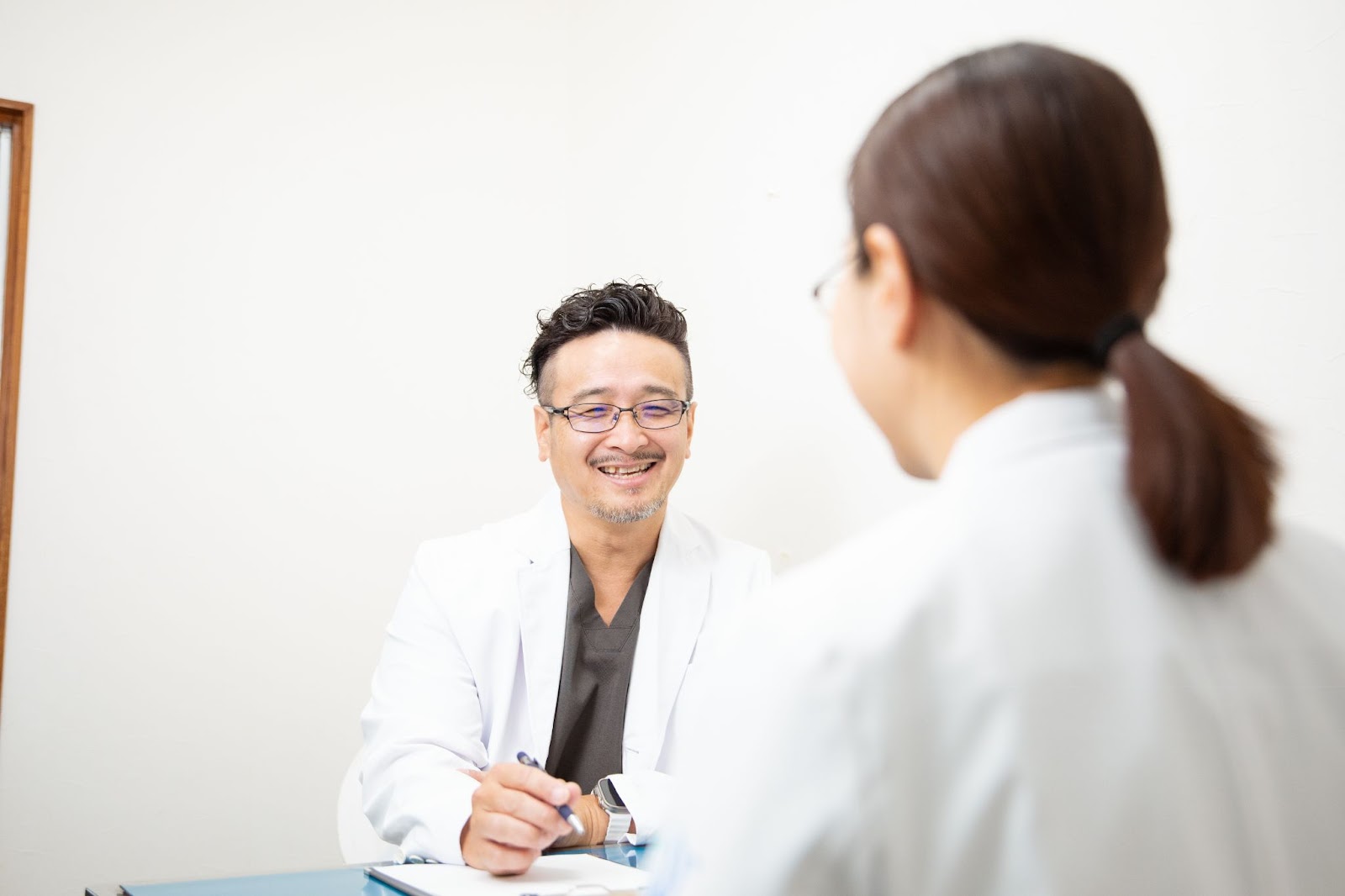 <img src="dog_checkup_exam.jpg" alt="動物病院で飼い主様に問診を行う獣医師。">