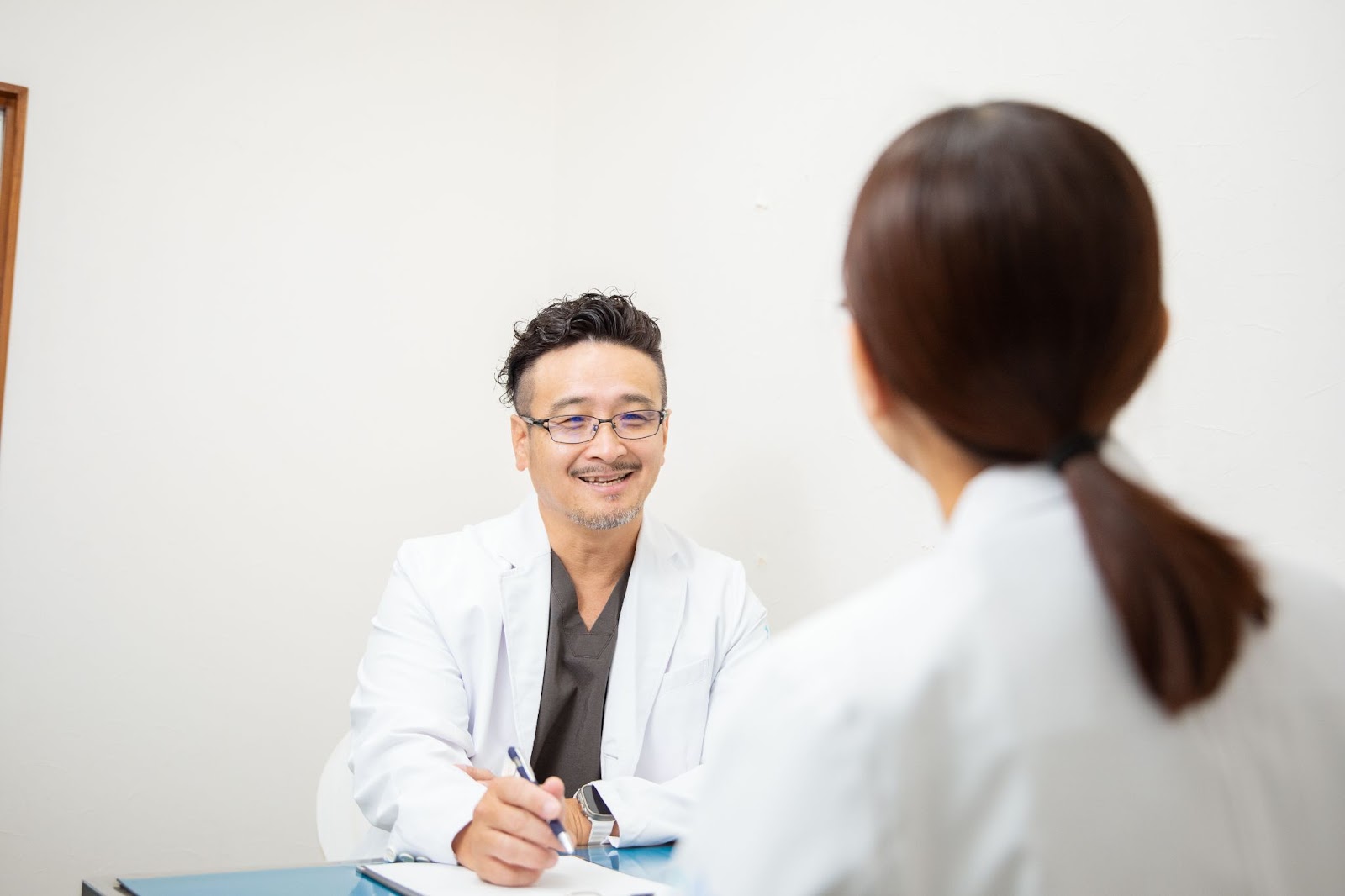 <img src="veterinarian-consultation.jpg" alt="動物病院で飼い主様と向き合いながら説明を行う獣医師の様子">